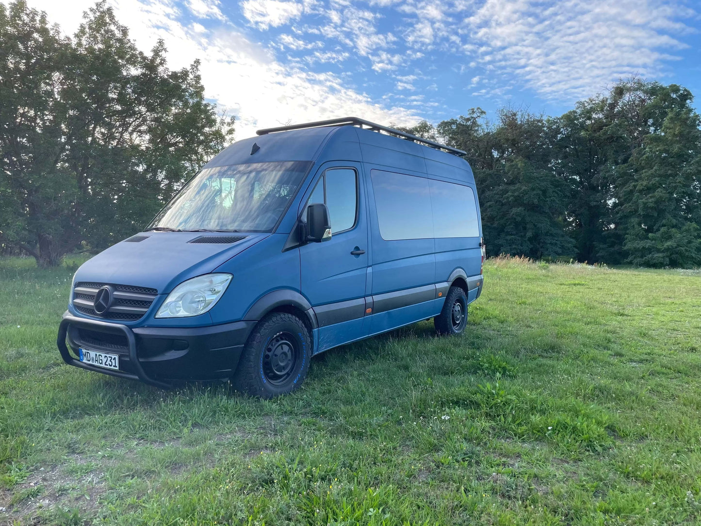 Mercedes Sprinter mit robuster Dachplattform für zusätzlichen Stauraum, geeignet für Abenteuer und professionelle Einsätze