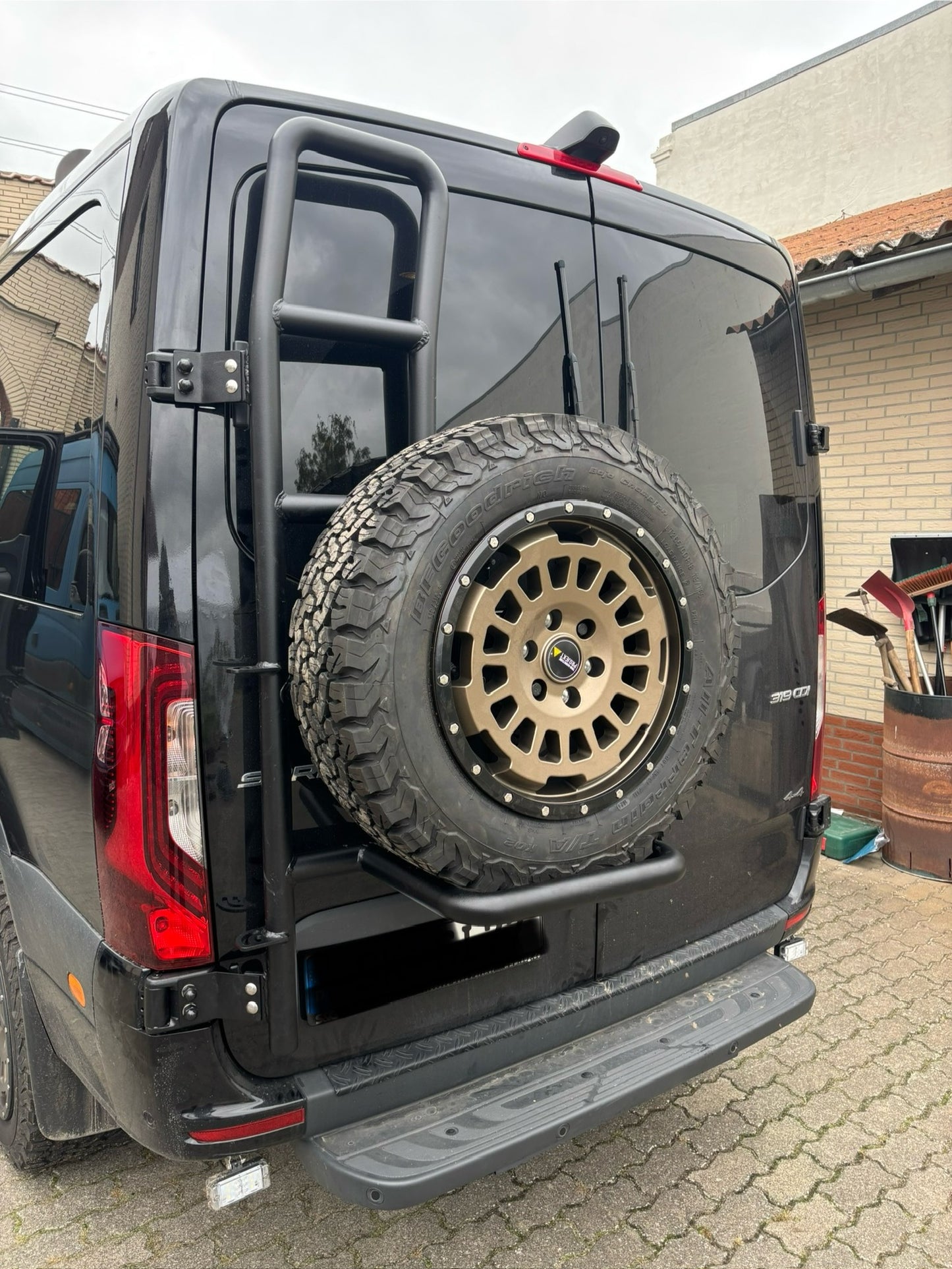 Heckleiter mit Reserveradhalter für Mercedes Sprinter (ab Bj. 2006 ) und VW Crafter (Bj. 2006-2016) *H1*
