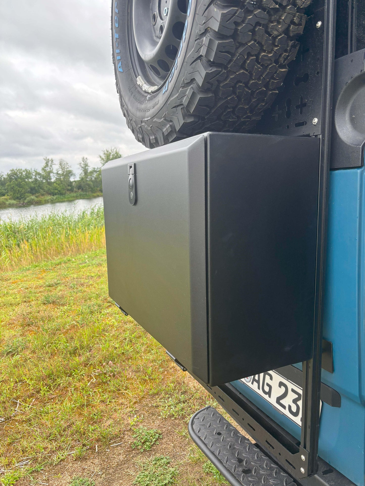 Wasserdichter und staugeschützter Aluminium Staukasten - abschließbar und pulverbeschichtet für Camping, Offroad und Handwerk.