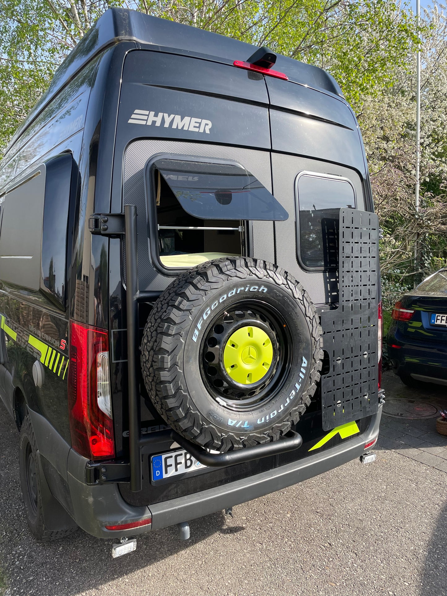 Ein sehr leichter und stabiler Aluminium Reserveradhalter an einem Mercedes Sprinter 4x4 Hymer Grand Canyo S