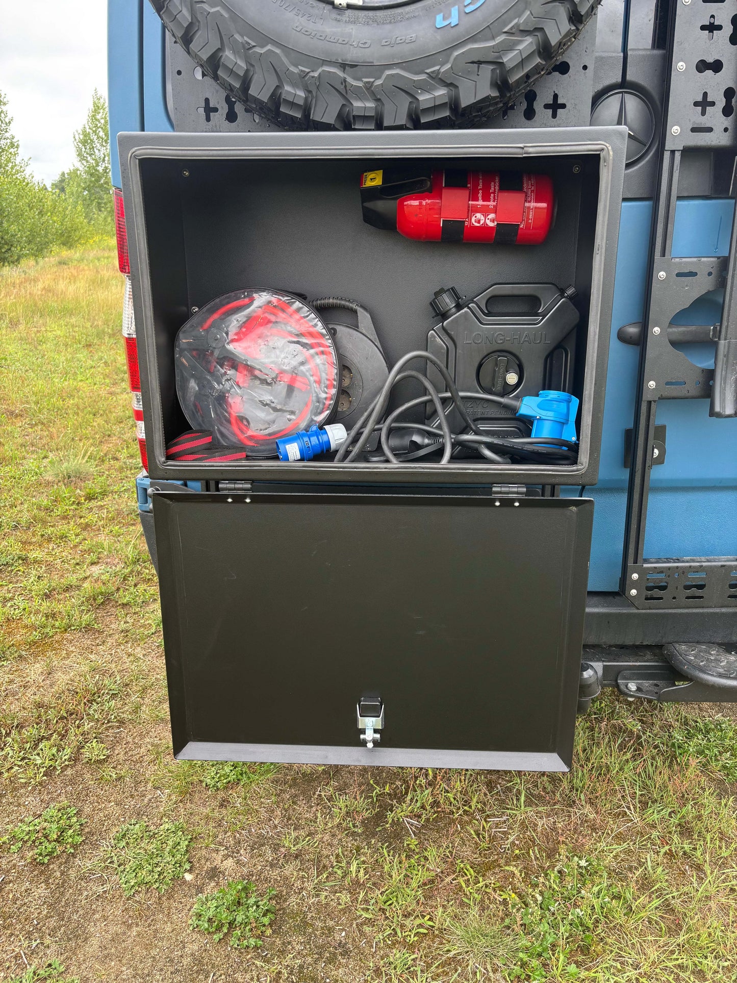 leicht, stabil und mit Schloss - Aluminium Staukasten für Camping und Offroad Zubehör. Campingadapter Verlängerungskabel sicher verschließbar.