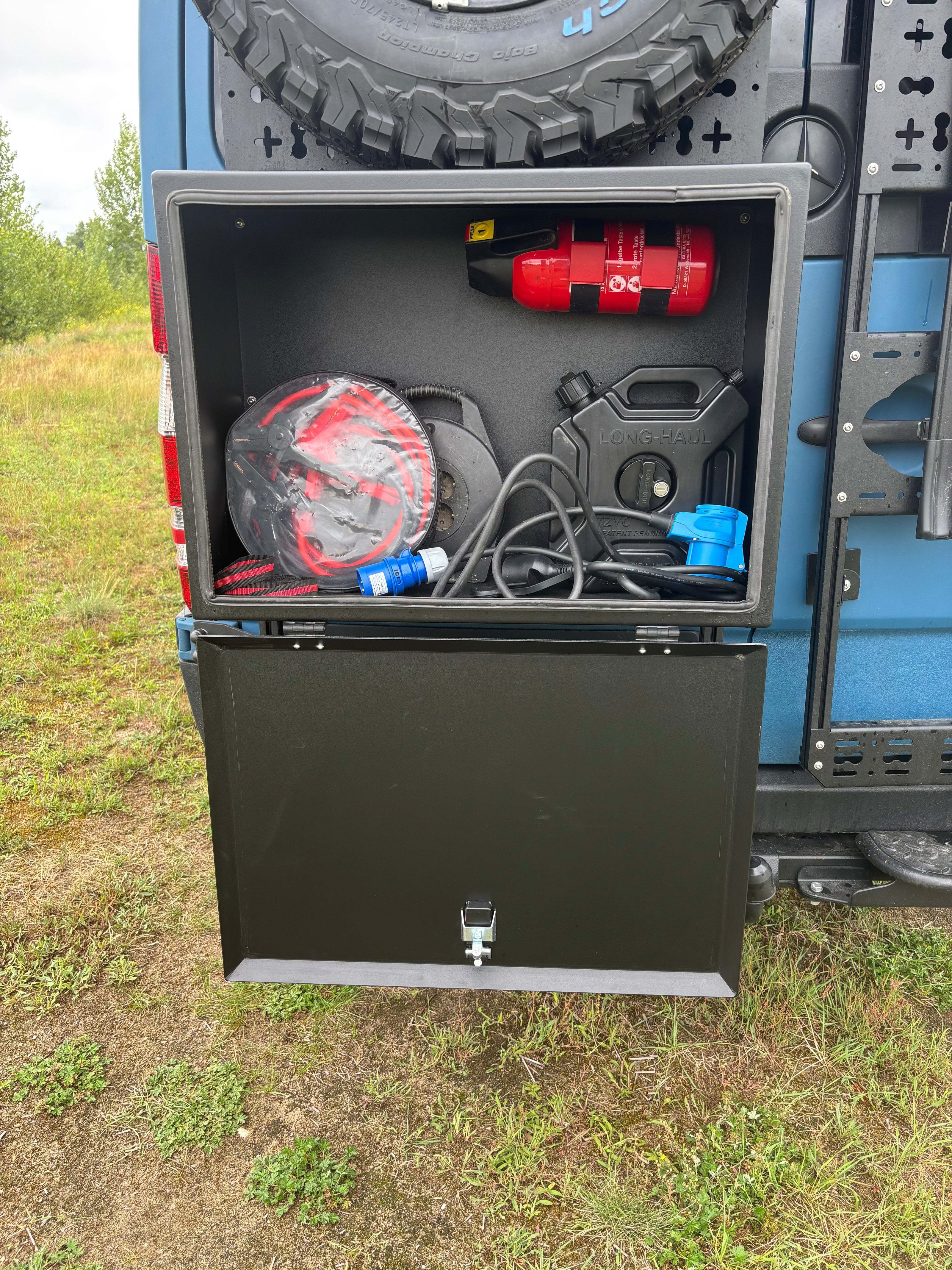 leicht, stabil und mit Schloss - Aluminium Staukasten für Camping und Offroad Zubehör. Campingadapter Verlängerungskabel sicher verschließbar.