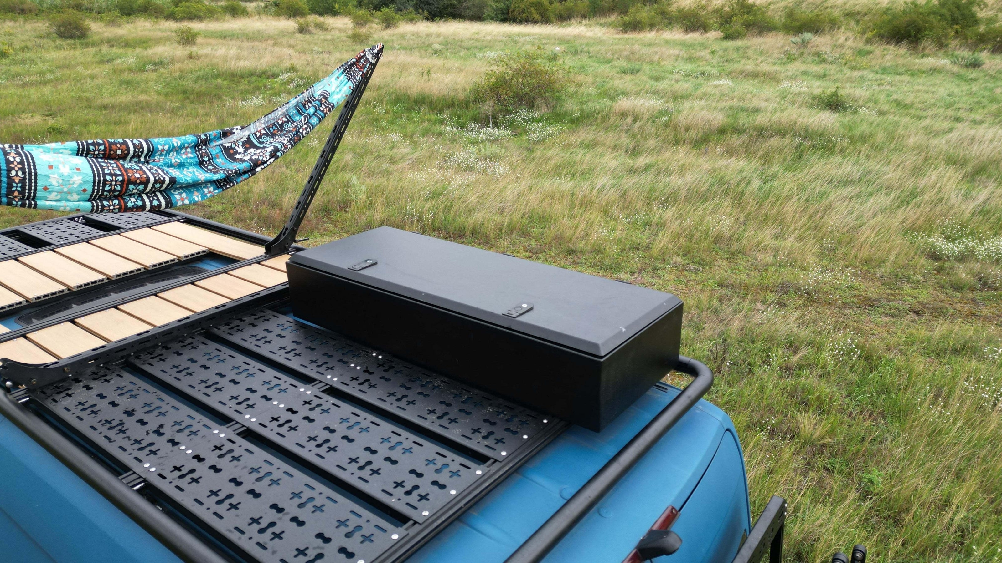 Mercedes Sprinter oder VW Crafter mit Dachträger und befestigten Hängemattenhalter und einer leichten Aluminium Dachbox. Wasser und Staubgeschützt verstauen.