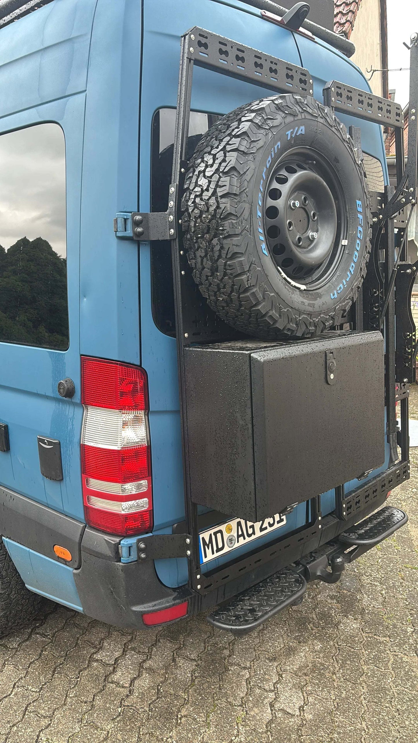 Van mit universal Reserveradalter und Aluminium Staubox an einem modularem Heckträgersystem, geeignet für Offroad, Vanlife, Handwerk