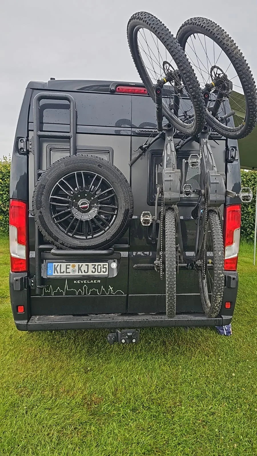 Aluminium-Ersatzradleiter mit Reserveradhalter für Fiat Ducato, Peugeot Boxer, Opel Movano und Toyota Proace – stabile, leichte und langlebige Leiter für Transporter- und Vanheck.