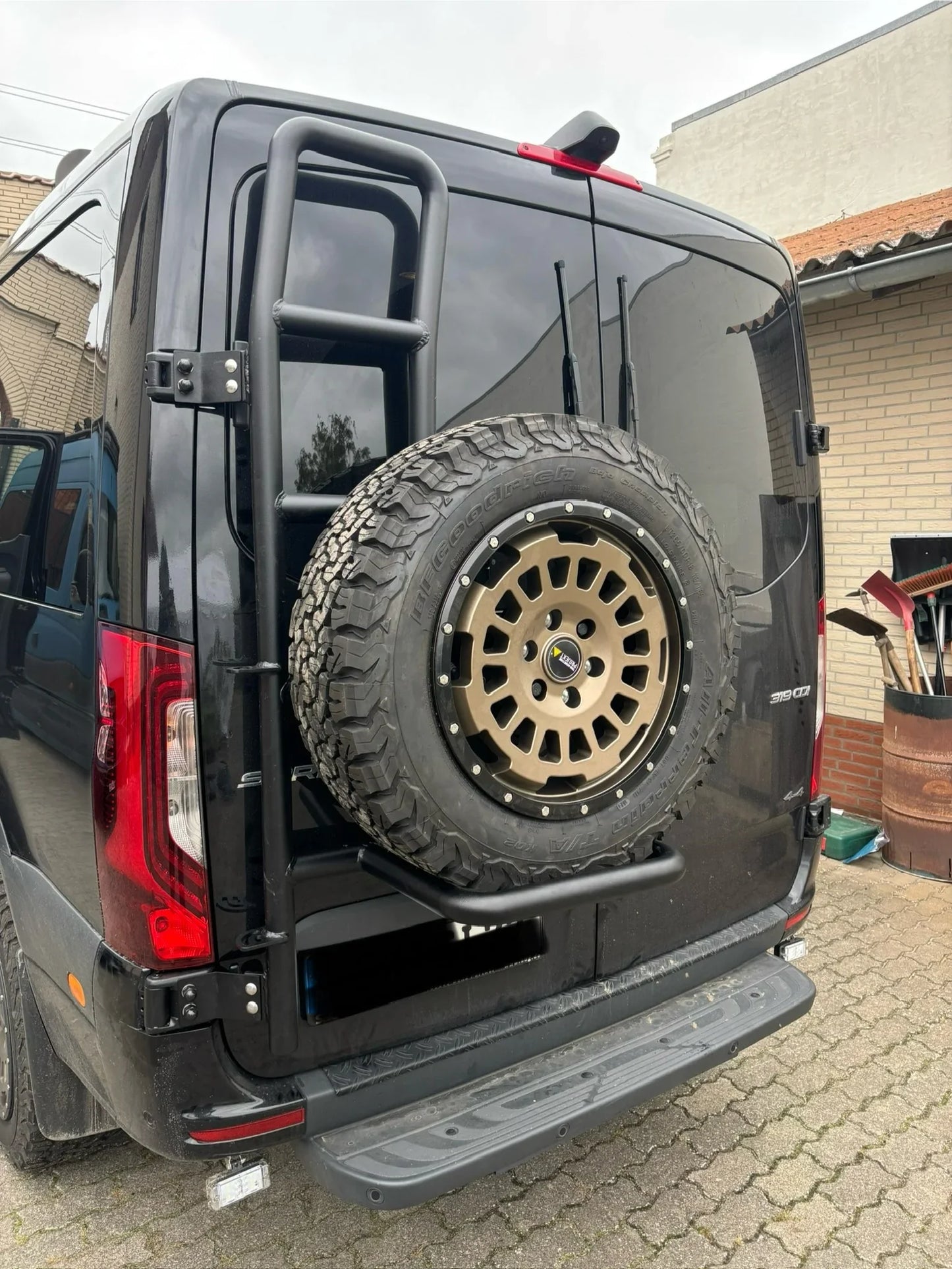 Heckleiter mit Reserveradhalter für  Mercedes Sprinter (ab Bj. 2006 ) und VW Crafter (Bj. 2006-2016) *H1*