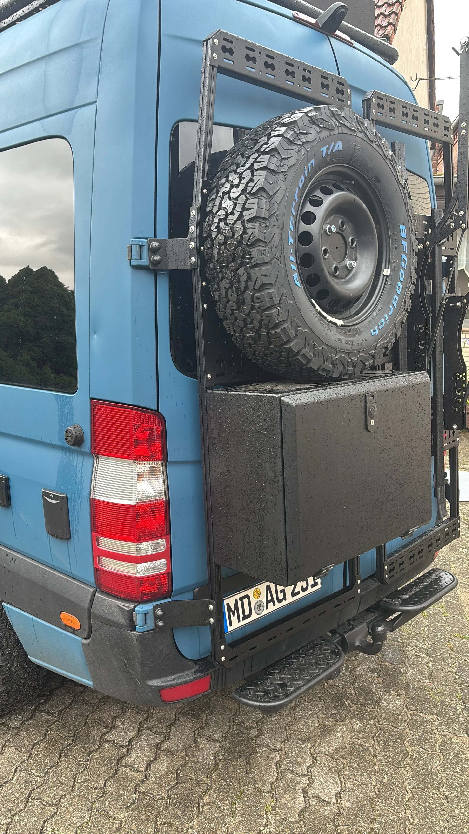 Van mit universal Reserveradalter und Aluminium Staubox an einem modularem Heckträgersystem, geeignet für Offroad, Vanlife, Handwerk