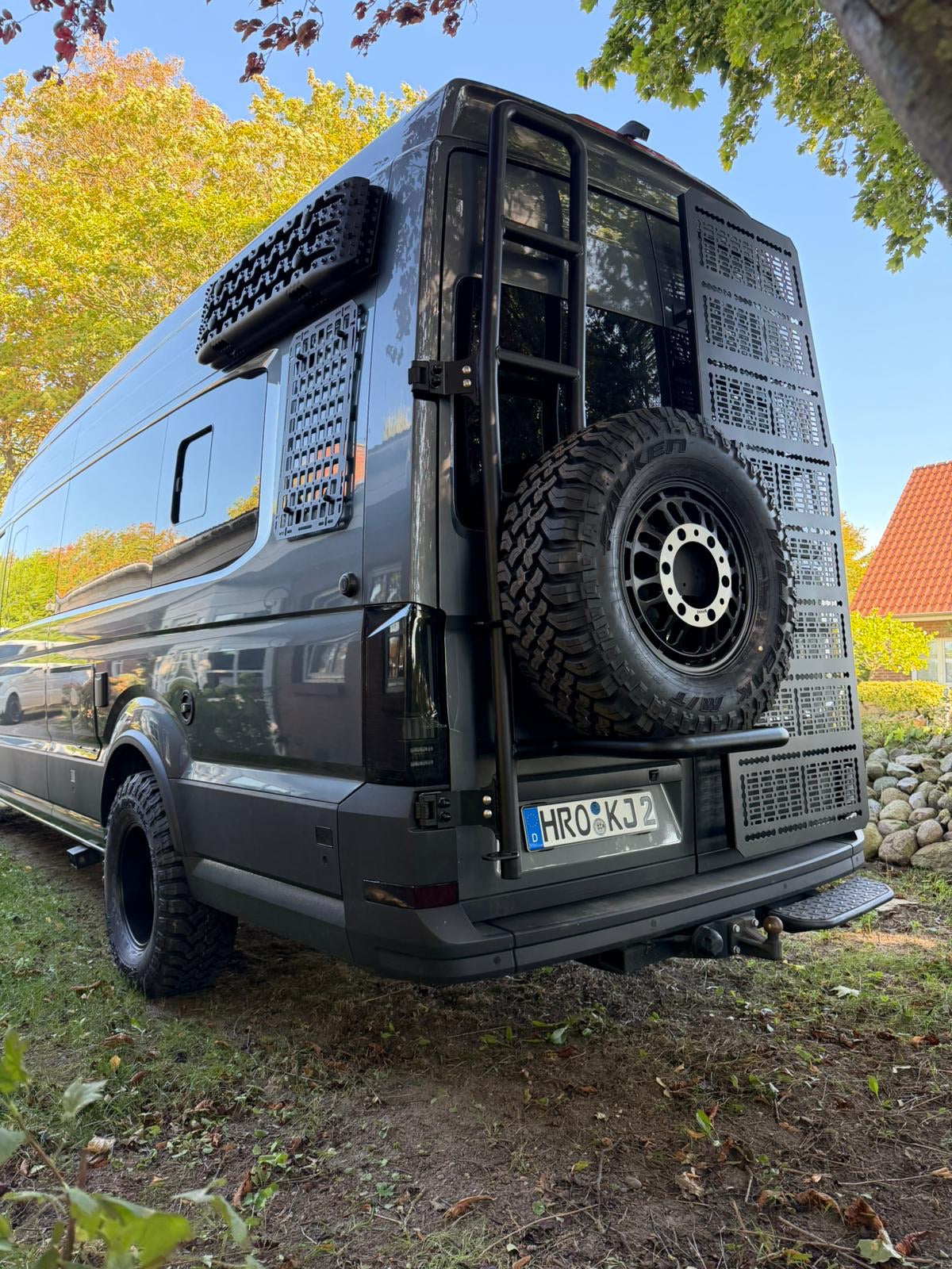Ein VW Grand California mit einer Reserveradleiter und einem individuellen Backrack aus Aluminium 