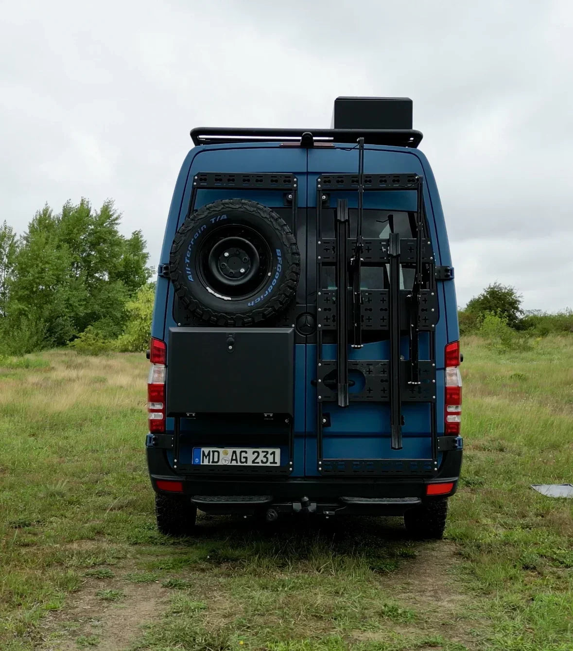 Mercdes Sprinter VW Crafter mit Aluminium Heckleiter und Reserveradträger – robuste und  Lösung für Vans und Wohnmobile und Offroad